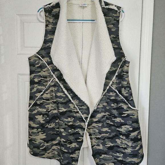 LuLaRoe Marlow Vest Large Camo print - Picture 1 of 5